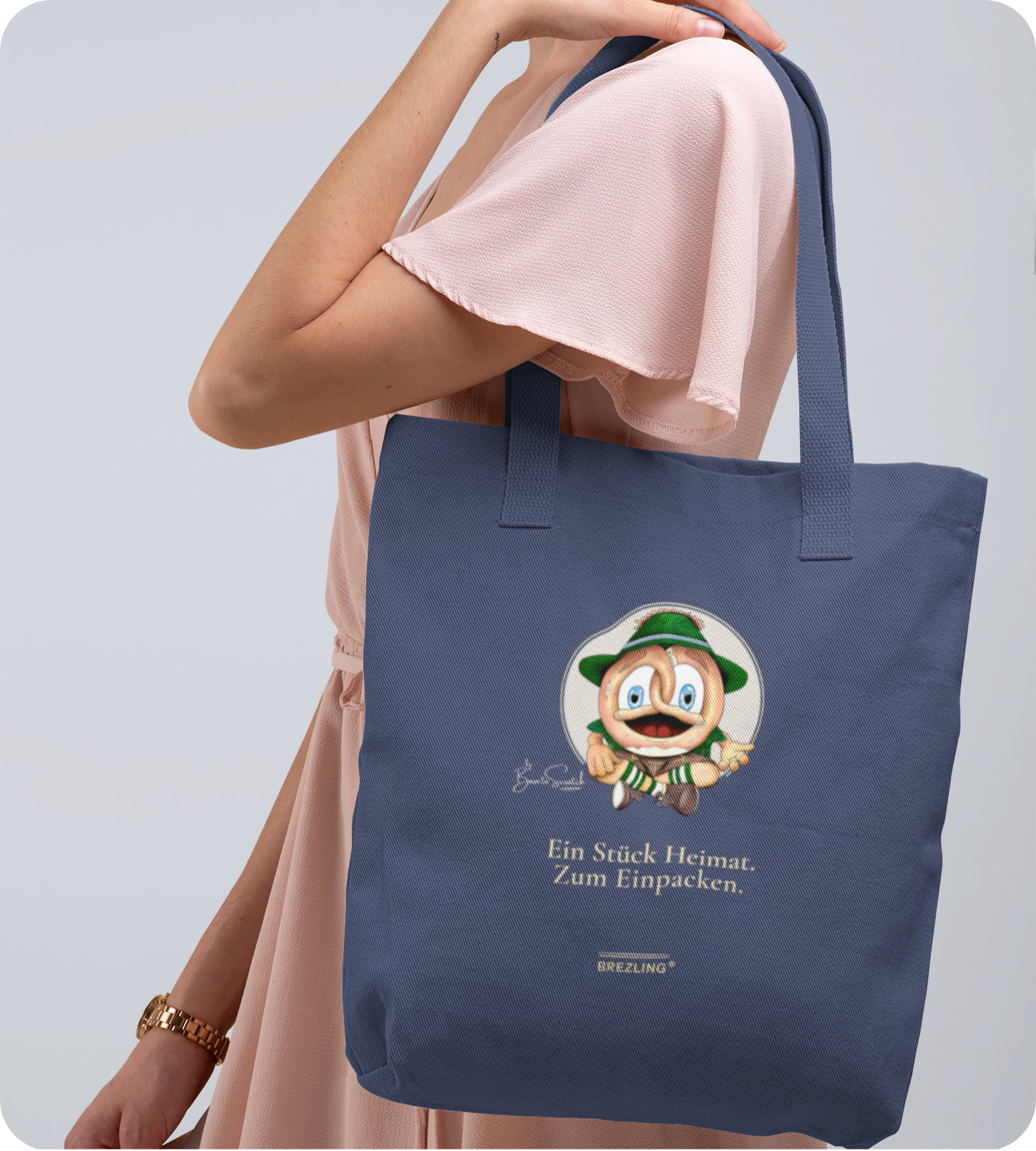 Stylish gekleidete junge Frau in City-Umgebung lächelt in die Kamera. Sie hat eine hellgraue BREZLING®-Shopping-Bag über der Schulter. Das Motiv: Der BREZLING® hebt den Hut und winkt. Darunter steht: Schön, dich zu sehen!